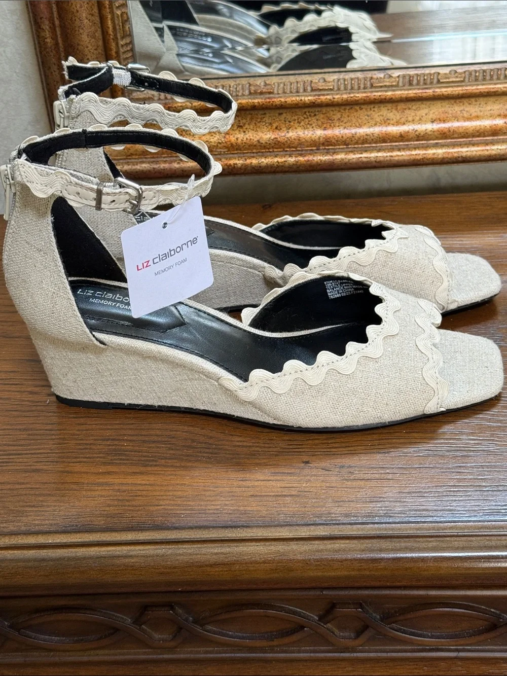 Liz Claiborne Babbler Cream Scalloped Ankle-Strap Wedge Sandals. Sz 9.5.